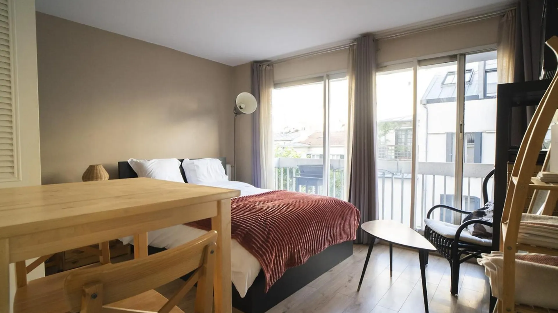 Glamour Studio With Balcony In Paris 14Th