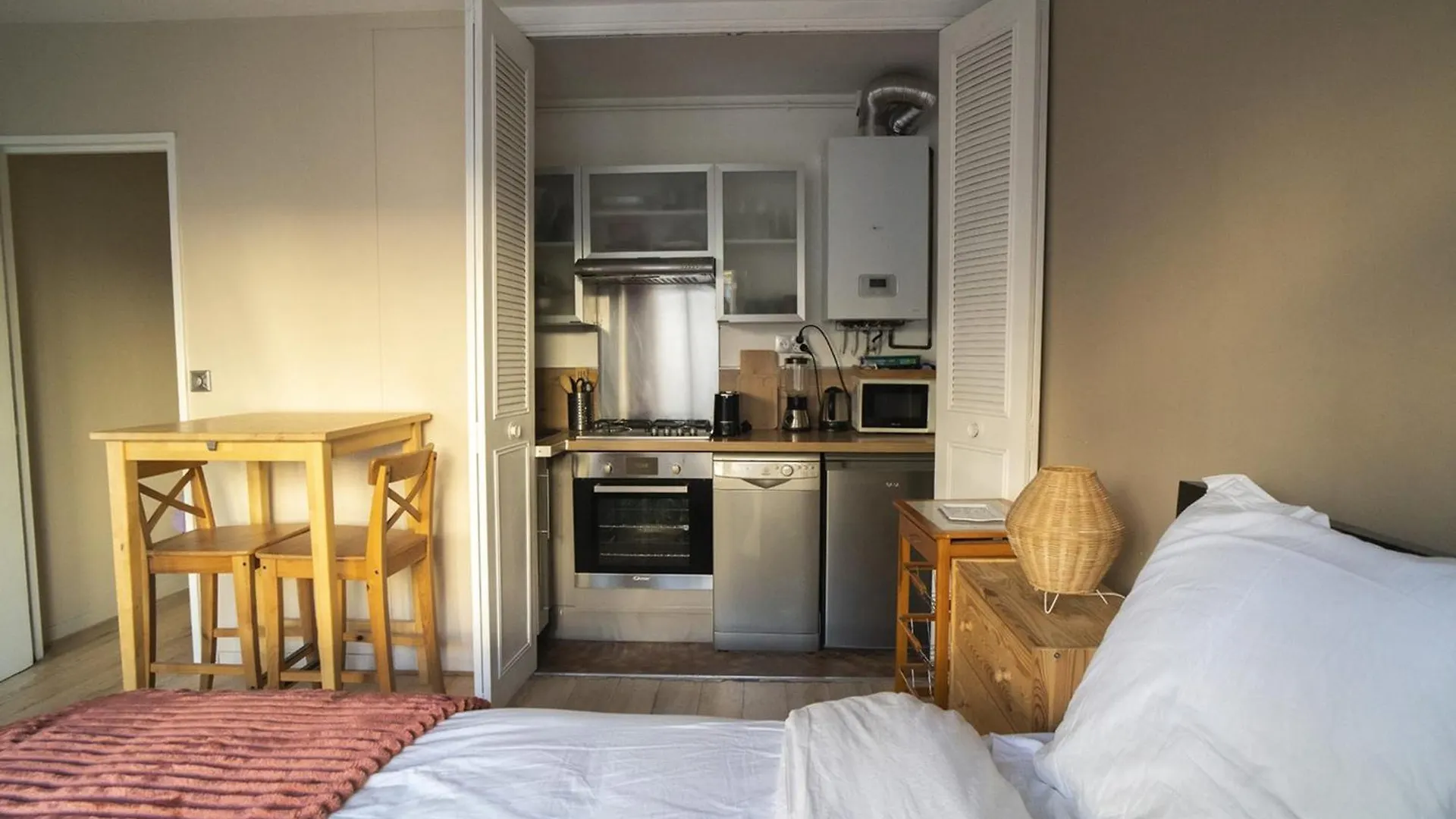 Glamour Studio With Balcony In Paris 14Th Appartement