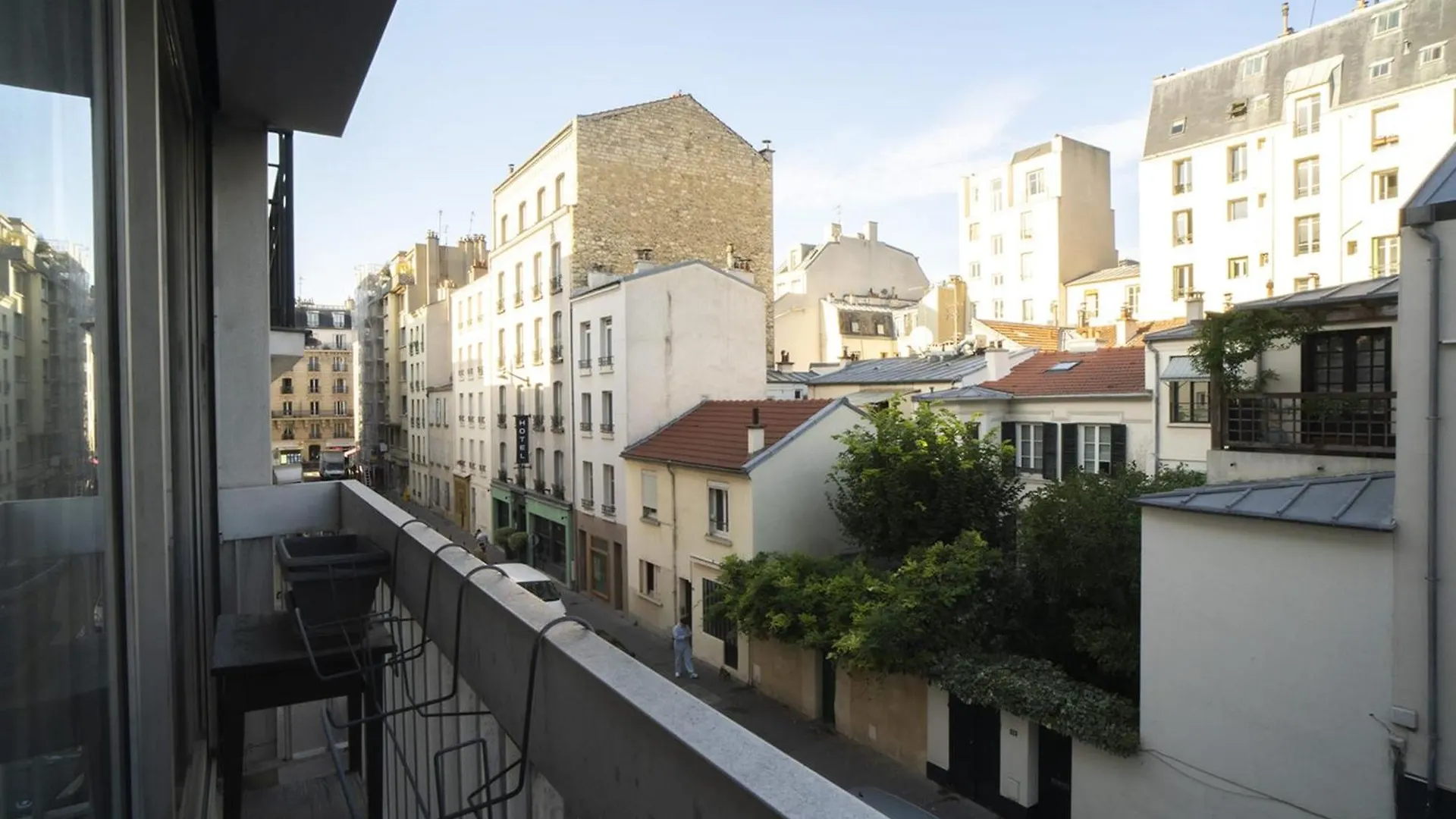 Glamour Studio With Balcony In Paris 14Th